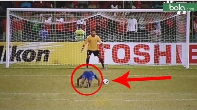 Video trik-trik unik untuk cetak gol dalam tendangan penalti, salah satunya tendangan unik penalti Lionel Messi saat Barcelona berhadapan melawan Celta Vigo, Senin (15/2/2016) dini hari WIB.