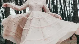 Rok pada gaun yang ia kenakan makin menguatkan penampilan Susan Sameh jadi memukau. Terlihat pose dansanya di hutan pinus bak di negeri dongeng.(Liputan6.com/IG/@susansameeh).