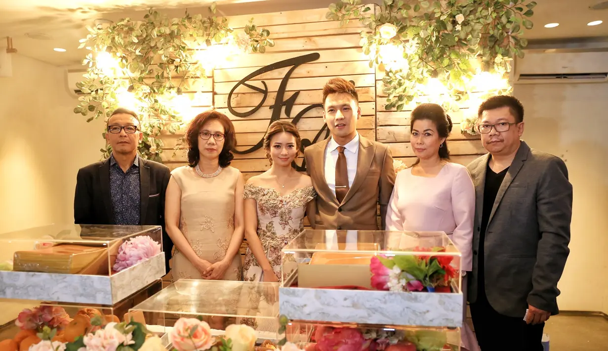 Bintang iklan dan mantan member JKT48 itu tidak bisa menyembunyikan perasaan gugup saat sang kekasihnya, Fendy Chow datang bersama dengan keluarga besarnya. (Adrian Putra/Bintang.com)