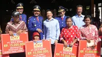 Rio Haryanto membagikan bantuan untuk memperbaiki rumah yang kurang layak huni di Solo (Liputan6.com/Fajar Abrori)