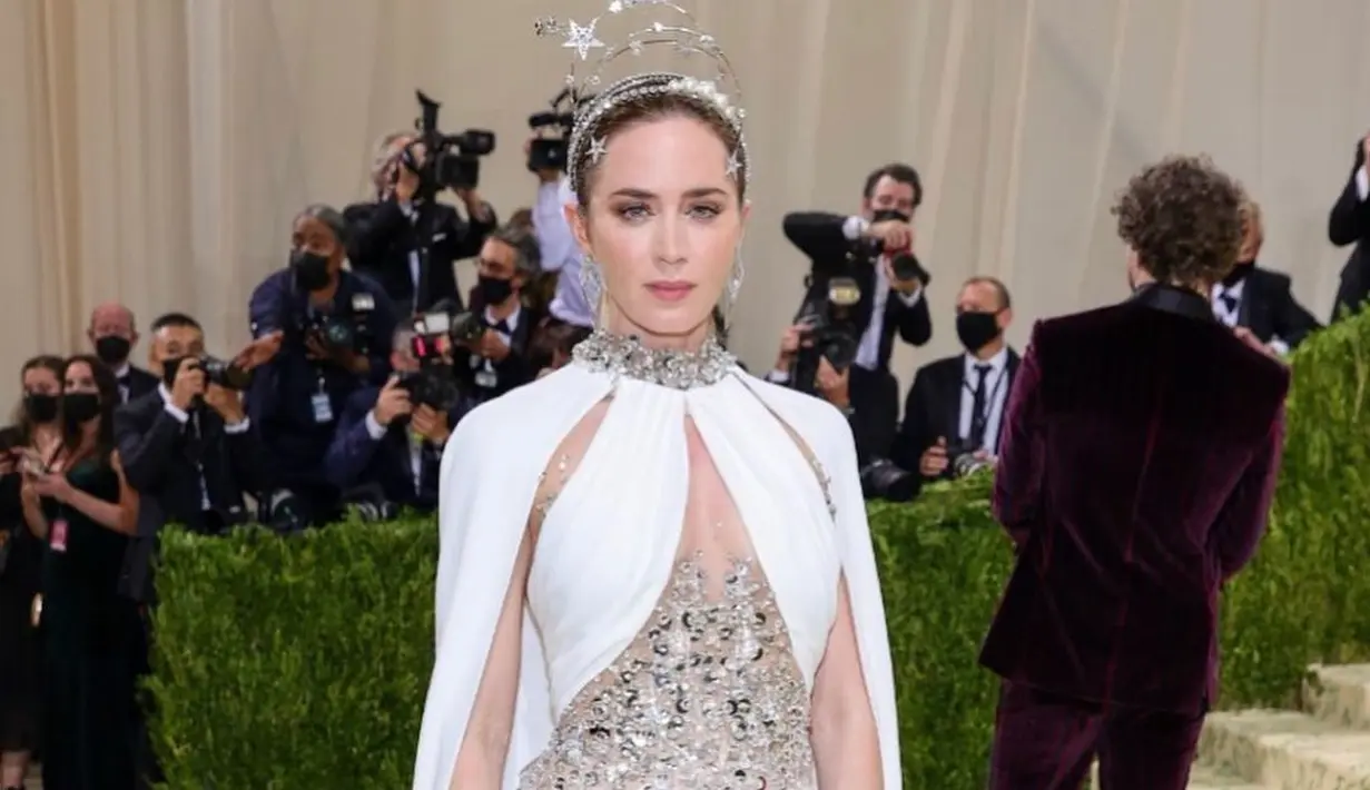 Bergaya glamor dengan aksen kristal dan payet yang menjuntai di seluruh gaunnnya, Emily Blunt terlihat sangat anggun dalam gaun rancangan MiuMiu. (Foto:  darioangelucci)
