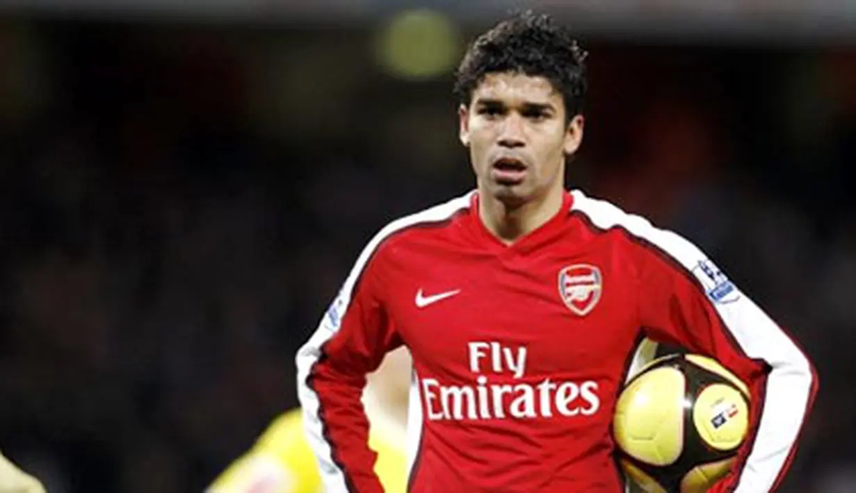 Arsenal's Croatian player Eduardo waits a penalty against Cardiff City during FA Cup 4th round replay match at Emirates Stadium in London on February 16, 2009. Arsenal won the game 4-0. AFP PHOTO/Adrian Dennis 