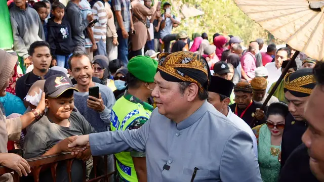 Menteri Koordinator Bidang Perekonomian Airlangga Hartarto menghadiri prosesi acara puncak Saparan Apem Yaa Qawiyyu, Jumat (23/8/2024). (Dok Kemenko Perekonomian)