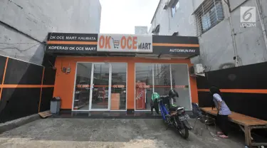 Seorang penjaga toko berada di depan OK OCE Mart Kalibata, Jakarta, Senin (3/9). OK OCE Mart Kalibata yang terletak di Jalan Warung Jati Barat tersebut dikabarkan tutup mulai hari ini, Senin (3/9). (Merdeka.com/Iqbal S. Nugroho)