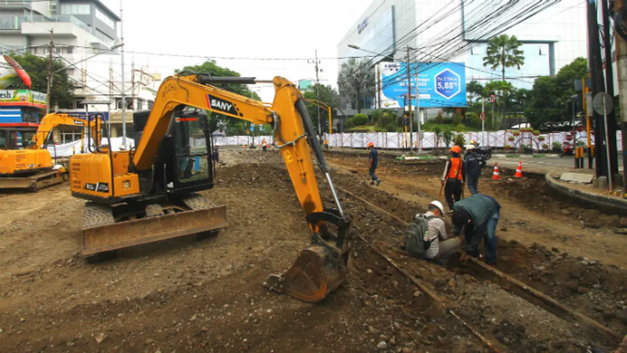 Sisa Trem Peninggalan Kolonial Terpendam di Aspal Jalan Kayutangan Malang