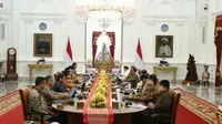 Presiden Jokowi menggelar rapat terbatas bersama para menteri Kabinet Indonesia Maju di Istana Merdeka.  Ratas tersebut membahas penanganan monkey pox (cacar monyet) dan penyelengaraan Indonesia Africa-Forum (IAF) di Bali pada 1-3 September 2024. (Genantan SaputraMerdeka.com)