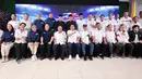 Foto bersama para pengurus Persatuan Bola Voli Seluruh Indonesia (PBVSI) di perayaan hari ulang tahun ke-71 yang dilaksanakan di Gedung Serbaguna Padepokan Voli Sentul, Kamis (26/2/2026) sore WIB. (Bola.com/Abdul Aziz)