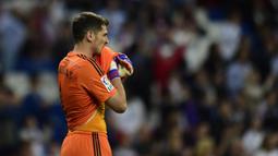 Iker Casillas. Kiper produk Akademi ini telah tampil dalam lebih dari 700 laga bersama Real Madrid. Usai 16 tahun, pada 2015/2016 ia meninggalkan klub akibat Presiden Florentino Perez berencana mendatangkan David De Gea atau Gianluigi Buffon ke Santiago Bernabeu. (AFP/Pierre-Philippe Marcou)