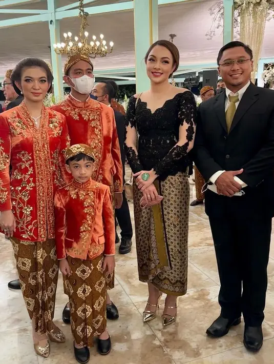 Sementara itu di malam harinya, Selvi Ananda terlihat memakai riasan yang lebih soft. Ia tampak mengenakan kebaya senada seragam dengan keluarga sang suami. Istri Gibran Rakabuming Raka ini terlihat sangat kalem dan anggun. (Liputan6.com/IG/@reisabrotoasmoro)