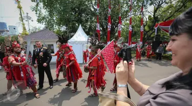 Tamu negara asing berfoto bersama para penari Cakalele usai pelaksanaan upacara peringatan Proklamasi 17 Agustus di Halaman Istana Merdeka, Jakarta, Senin (17/8/2015). (Liputan6.com/Faizal Fanani)