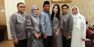 Prilly Latuconsina juga merayakan hari Raya Idul Fitri bersama keluarga besarnya. Seperti keluarga selebriti lainnya, Prilly pun juga memakai baju sarimbit dengan keluarganya. (Adrian Putra/Bintang.com)