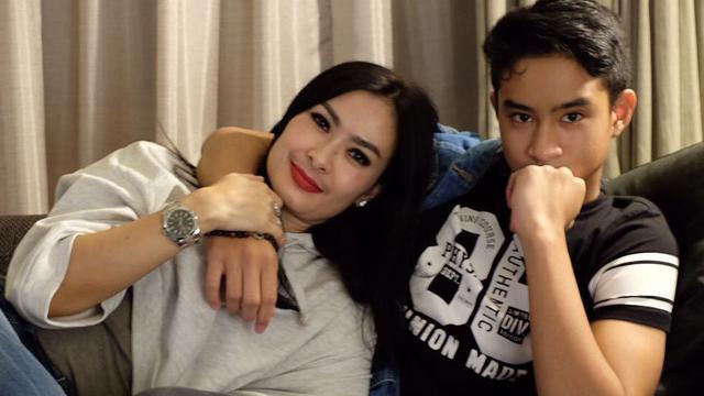 6 Potret Kebersamaan Devano Danendra dan Iis Dahlia, Anak Bungsu Kesayangan