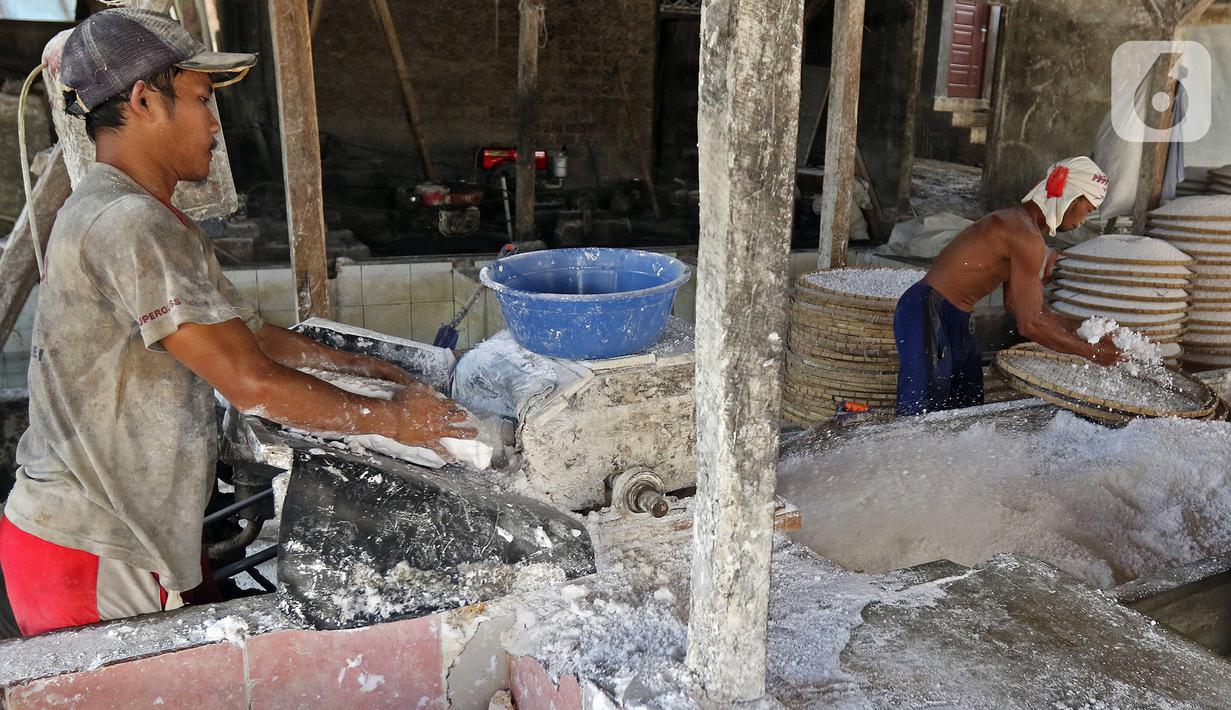 Pekerja menyelesaikan pembuatan tepung tapioka di industri rumahan kawasan Legok Nyenang, Kadumanggu, Kabupaten Bogor, Jawa Barat, Minggu (1/8/2021). Di massa pandemi, pekerja mengaku mengalami penurunan harga menjadi Rp 6 ribu per kilogram. (Liputan6.com/Herman Zakharia)