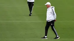Pelatih Real Madrid, Carlo Ancelotti berjalan selama sesi latihan di kompleks latihan Ciudad Real Madrid di Valdebebas, pinggiran Madrid (13/9/2022). Real Madrid tentu ingin melanjutkan tren 100 persen kemenangan mereka musim ini di lintas ajang, termasuk saat menang di matchday 1 Grup F. (AFP/Thomas Coex)
