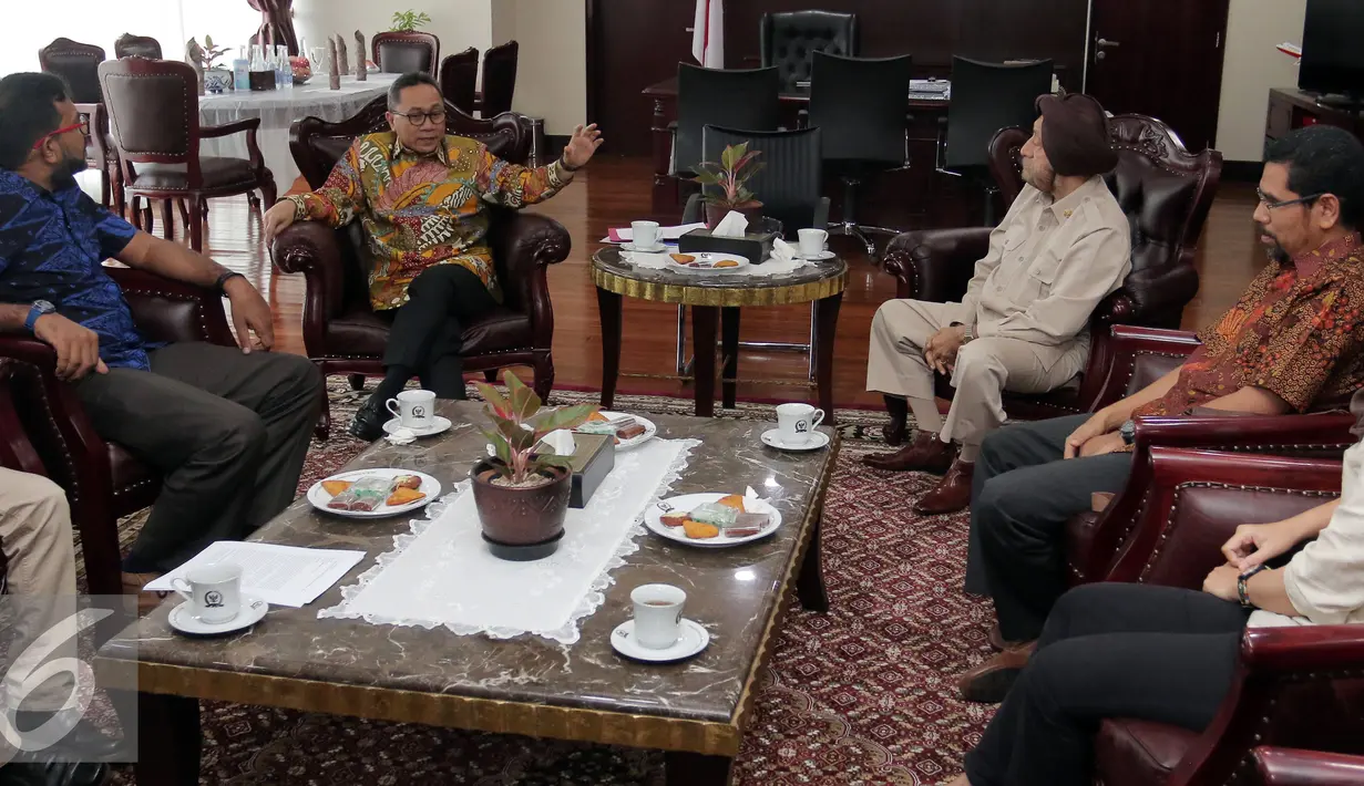 Haris Azhar bersama anggota lainnya saat bertemu Ketua MPR-RI Zulkifli Hasan di Ruang Kerja Ketua MPR, Gedung Nusantara III lantai 9, Komplek Parlemen, Senayan, Jakarta, Rabu (16/11/2016). (Liputan6.com/Johan Tallo)