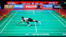 Pebulu tangkis tunggal putra Indonesia, Jonatan Christie berusaha menjangkau kok pukulan arah kompatriotnya, Alwi Farhan dalam babak 16 besar Indonesia Open 2026 di Istora Senayan, Jakarta, Kamis (04/06/2026). (Bola.com/Bagaskara Lazuardi)