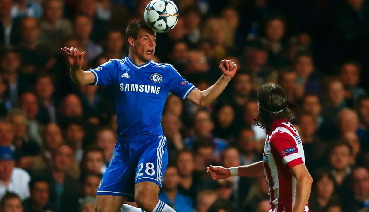 Pemain belakang Chelsea, Cesar Azpilicueta, berusaha melakukan kontrol bola atas saat berlaga melawan Atletico Madrid di laga kedua semifinal Liga Champions, (1/5/2014). (REUTERS/Eddie Keogh)