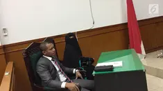 Indadari didampingi kuasa hukumnya menghadiri sidang perceraian beragenda putusan  di Pengadilan Agama Depok, Selasa (16/1). Gugatan cerai yang dilayangkan Indadari terhadap Caisar dikabulkan pengadilan secara verstek. (Liputan6.com/Immanuel Antonius)