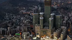 Pandangan dari udara menunjukkan suasana Masjidil Haram di Kota Suci Mekkah, Arab Saudi, 24 Mei 2020. Masjidil Haram dibangun mengelilingi Kakbah yang menjadi arah kiblat bagi umat Islam dalam mengerjakan ibadah salat. (AFP)