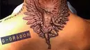 Semakin lama, tato G Dragon BigBang semakin banyak. Tato di tubuhnya ini penuh dengan makna. yang paling mencolok adalah sosok bersayap yang ada di lehernya. (Foto: twitter.com/amyth0212)
