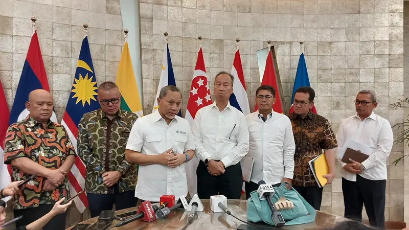 Menteri Perdagangan (Mendag) Zulkifli Hasan bertemu dengan Menteri Perindustrian (Menperin) Agus Gumiwang Kartasasmita di Kantor Kementerian Perdagangan, Jumat (19/7/2024). (Arief/Liputan6.com)