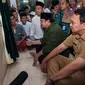 Gubernur DKI Jakarta Basuki T Purnama mengikuti doa bersama di makam Habib Hasan Al Haddad atau Mbah Priok, Koja, Jakarta Utara, Selasa (14/2). Pemerintah DKI Jakarta berencana melakukan penataan lahan pemakaman tersebut. (Liputan6.com/Gempur M Surya)