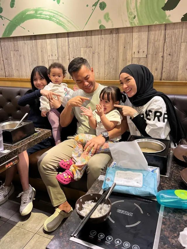 Zaskia Gotik Resmi Berhijab