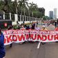 Emak-emak demo bersama buruh di Gedung DPR/MPR hari ini, Kamis (21/4/2022). (Liputan6.com/Ady Anugrahadi)