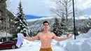 <p>Di lingkungan bersalju pun, Verrel Bramasta tampak bertelanjang dada dengan peurt sixpack. Ia seolah tak merasa kedinginan. (FOTO: instagram.com/bramastavrl/)</p>