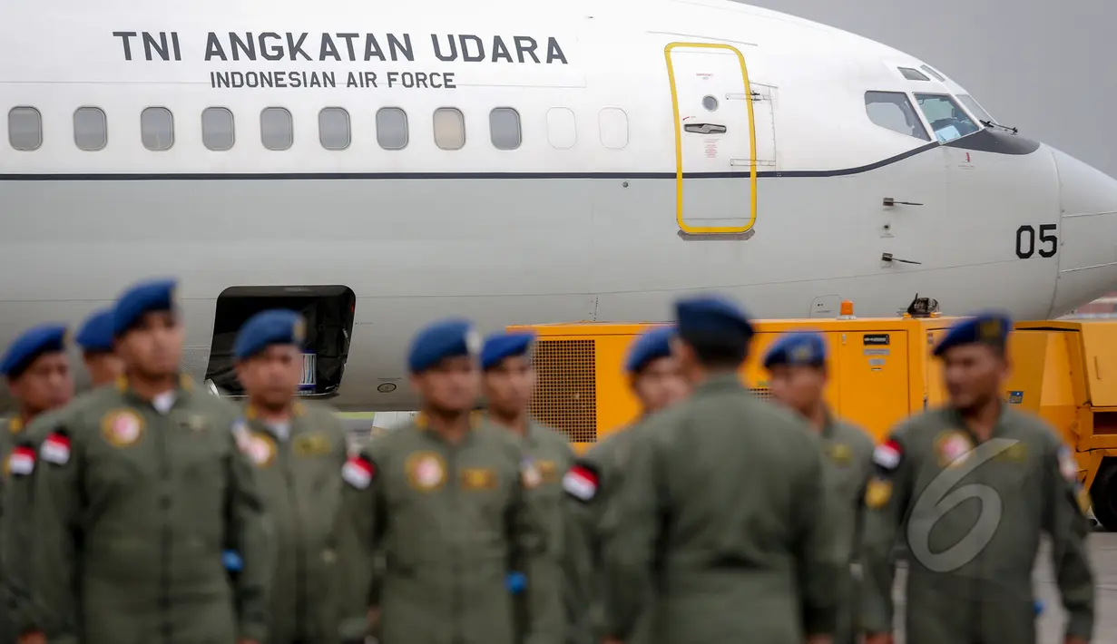 Rombongan "Indonesia Peduli Nepal" saat bersiap di Bandara Halim perdana Kusuma untuk diterbangkan ke Nepal, Jakarta, Rabu (29/4/2015). Dalam rombongan pertama ini Indonesia mengirim 66 personel. (Liputan6.com/Faizal Fanani) 