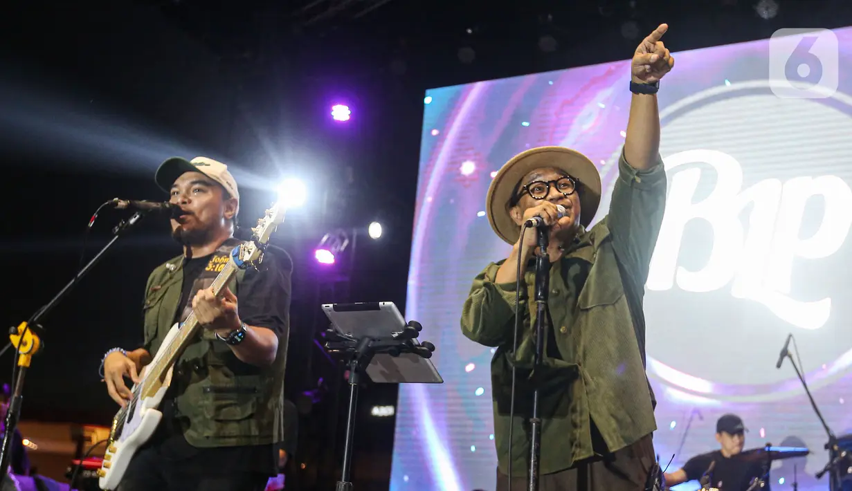 Barry Likumahuwa Project Reunion feat Teddy Adhitya membawakan sejumlah lagu hits mereka. (Liputan6.com/Angga Yuniar)