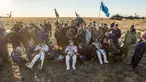 Tiga astronaut Stasiun Luar Angkasa Internasional (ISS) Jeff Williams dari AS, Alexey Ovchinin dan Oleg Skripochka dari Rusia beristirahat usai berhasil mendarat dengan selamat di dekat Kota Zhezkazgan, Kazakhstan, (7/9). (Bill Ingalls/NASA/Reuters)