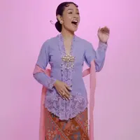 Andien Aisyah tampil mengenakan kebaya ungu berbordir, dipadukan kain batik ditambah dengan selendang pink. [Instagram/@andienaisyah]
