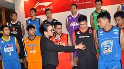 Oscar mengaku lebih banyak bermain grafis, warna, tekstur dan potongan pada desain jersey ciptaannya, Jakarta, Senin (15/9/2014) (Liputan6.com/Miftahul Hayat)