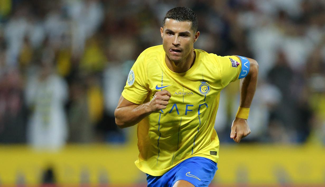 Pemain Al Nassr, Cristiano Ronaldo melakukan selebrasi setelah mencetak gol melalui tendangan penalti ke gawang Al Shorta pada laga semifinal Liga Champions Arab 2023 di Prince Sultan bin Abdul Aziz Stadium, Abha, 9 Agustus 2023. Al Nassr sukses melaju ke babak final setelah menang dengan skor 1-0. (AFP/Abdullah Mahdi)