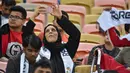 Suporter perempuan mengabadikan foto sebelum dimulainya pertandingan antara Valencia melawan Real Madrid pada semifinal Piala Super Spanyol King Abdullah Sport City di kota pelabuhan Arab Saudi, Jeddah (8/1/2020). (AFP/Fayez Nureldine)