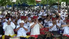 Ribuan umat Hindu se-provinsi menggelar upacara melasti  di Pantai Tanjung Pasir, Tangerang, Banten, Minggu siang.