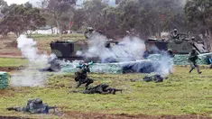 Tentara Taiwan saat mengikuti latihan militer di Kabupaten Hualien, Taiwan timur, (30/1). Militer Taiwan memulai latihan gabungan dua hari untuk menunjukkan tekadnya untuk mempertahankan diri dari ancaman China. (AP Photo/Chiang Ying-ying)