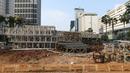 Rangkaian besi bertumpuk di kawasan Bundaran HI, Jakarta, Selasa (24/12/2019). Pemprov DKI Jakarta membongkar instalasi bebatuan Gabion di lokasi tersebut untuk memperlancar perayaan tahun baru. (Lipuran6.com/Herman Zakharia)