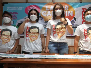 Juru Bicara Relawan Muhaimin Peduli (RMP) Nasional Frans, Ketua RMP Dio Aditya Iskandar, Sekretaris RMP Piet Cintya Mawar dan Sekretaris RMP DKI Jakarta Imam pada foto bersama pada peluncuran lomba rekaman video pendek di Jakarta, Minggu (17/10/2021). (Liputan6.com/HO/Agus)