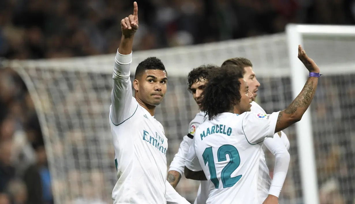 Pemain Real Madrid, Casemiro (kiri) mencetak gol pembuka untuk Real Madrid saat melawan Las Palmas pada laga  La Liga Santander di Santiago Bernabeu stadium, Madrid, (5/11/2017). Real Madrid menang 3-0. (AFP/Gabriel Bouys)