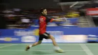 Pebulutangkis PB Djarum, Shesar Hiren mengembalikan kok kearah pebulutangkis SGS PLN Bandung, Anthony Ginting pada Kejurnas Beregu Campuran di Britama Arena, Jakarta, Kamis (20/12). Shesar berhasil mengalahkan Anthony. (Bola.com/Yoppy Renato)