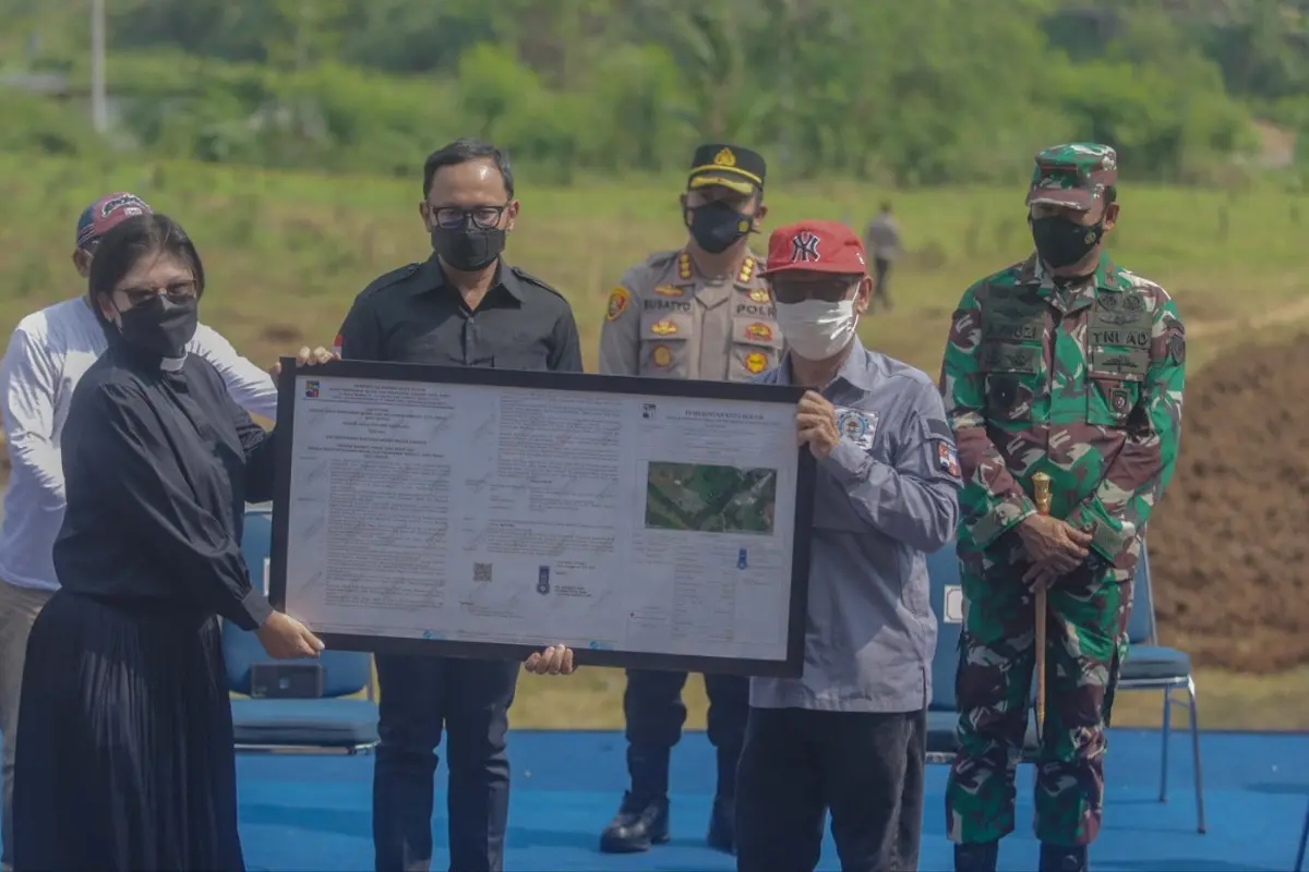 Pemkot Bogor memberikan Izin Mendirikan Bangunan (IMB) untuk rumah ibadah bagi jemaat GKI Yasmin.