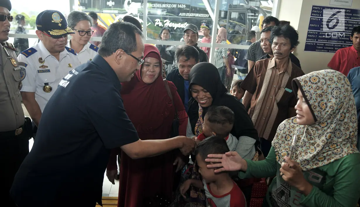 Menhub Budi Karya Sumadi menyapa penumpang saat meninjau kesiapan pelayanan arus mudik di Terminal Pulo Gebang, Jakarta, Minggu (3/6). Pemeriksaan meliputi pelayanan tiket hingga kelaikan bus. (Merdeka.com/Iqbal Nugroho)