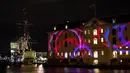 Karya seni berjudul "The Ice is Melting at the Poles" oleh Martin Ersted diproyeksikan pada Museum Maritim selama Amsterdam Light Festival di Amsterdam, Belanda, 27 November 2019. Festival dengan tema "DISRUPT!" ini digelar mulai 28 November hingga 19 Januari 2020 mendatang. (AP/Peter Dejong)