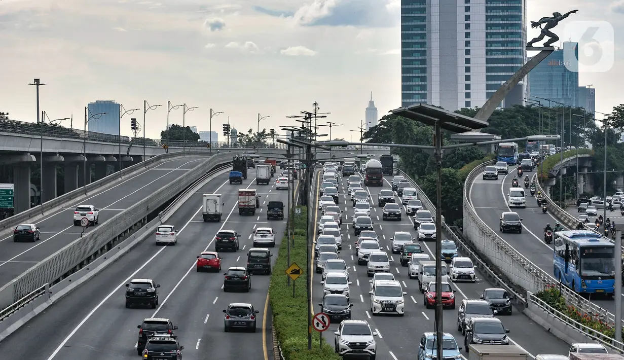 Kepadatan kendaraan saat jam kerja di Jalan MT Haryono, Jakarta, Kamis (27/10/2022). Pemerintah Provinsi (Pemprov) DKI Jakarta akan menggelar uji coba publik pengaturan jam kerja untuk mengatasi kemacetan. Kepala Dinas Perhubungan DKI Jakarta Syafrin Lupito mengatakan uji publik tersebut paling lama dilakukan pada pekan depan. (merdeka.com/Iqbal S. Nugroho)