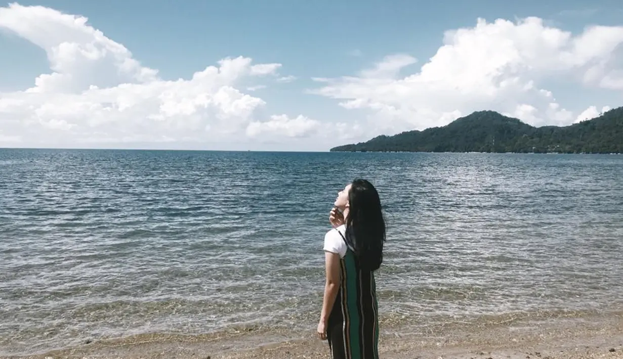 Tidak hanya berlibur di pulau Jawa, wanita yang namanya mulai melejit berkat sinetron Bidadari Season 2 ini juga menikmati liburannya di Maluku, tepatnya di Pantai Natsepa. Berbalut kain etnik, tampilan Dea saat berlibur ini terlihat stylish.  (Liputan6.com/IG/deaaannisa)