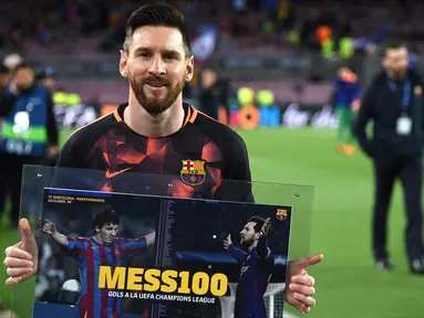 Striker Barcelona Lionel Messi berpose memegang poster saat merayakan golnya ke-100 di Liga Champions jelang pertandingan melawan AS Roma di Stadion Camp Nou di Barcelona (4/4). (AFP Photo/Filippo Monteforte)