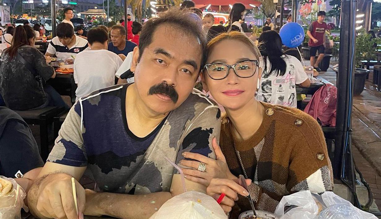 Makan bersama di luar menjadi pilihan Inul Daratista dan Adam Suseno saat libur syuting. "Happy family. Pacaran sik mumpung prei syuting. Nyenengin yg datang dr kampuang," tulis Inul pada keterangan foto yang dia unggah ke akun Instagram-nya. (Instagram/inul.d)