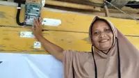 Nurma, salah satu warga di Desa Tancung, Wajo, Sulawesi Selatan yang mendapat bantuan listrik lewat Program Bantuan Pasang Baru Listrik (BPBL)/Istimewa.